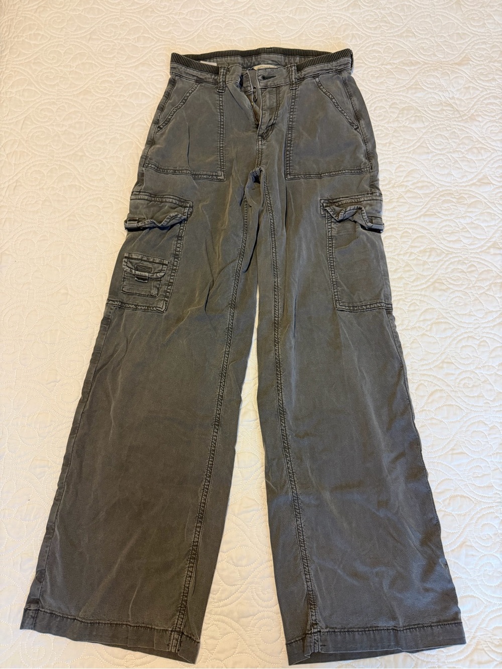American Eagle Outfitters Women’s Cargo Pants in Dark Gray